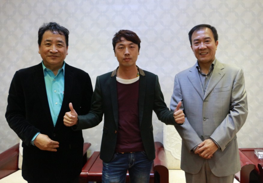 經(jīng)紀人張勇與姜昆，戴志誠合影