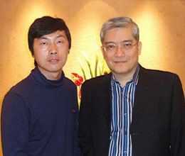 張勇與經(jīng)濟(jì)學(xué)家郎咸平教授合影